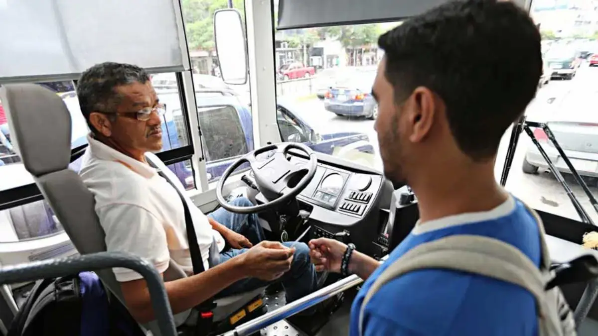 Estudiante pagando transporte