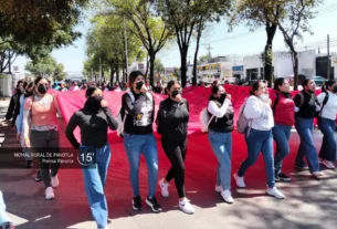 Estudiantes normalistas en marcha