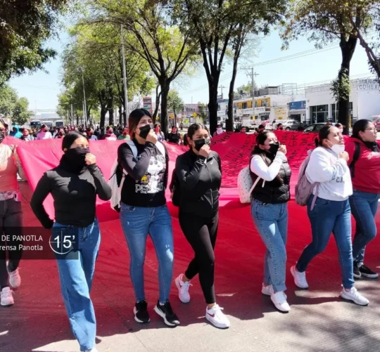 Estudiantes normalistas en marcha