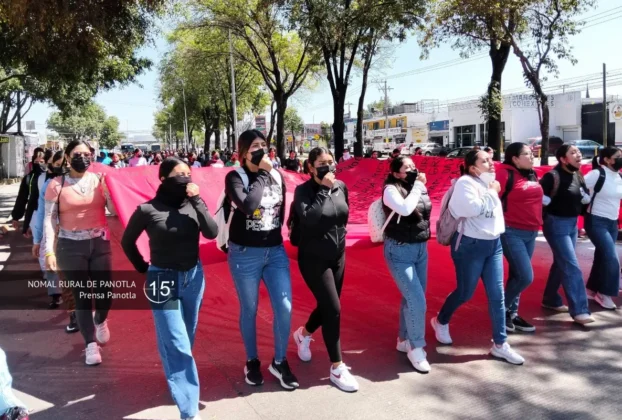 Estudiantes normalistas en marcha