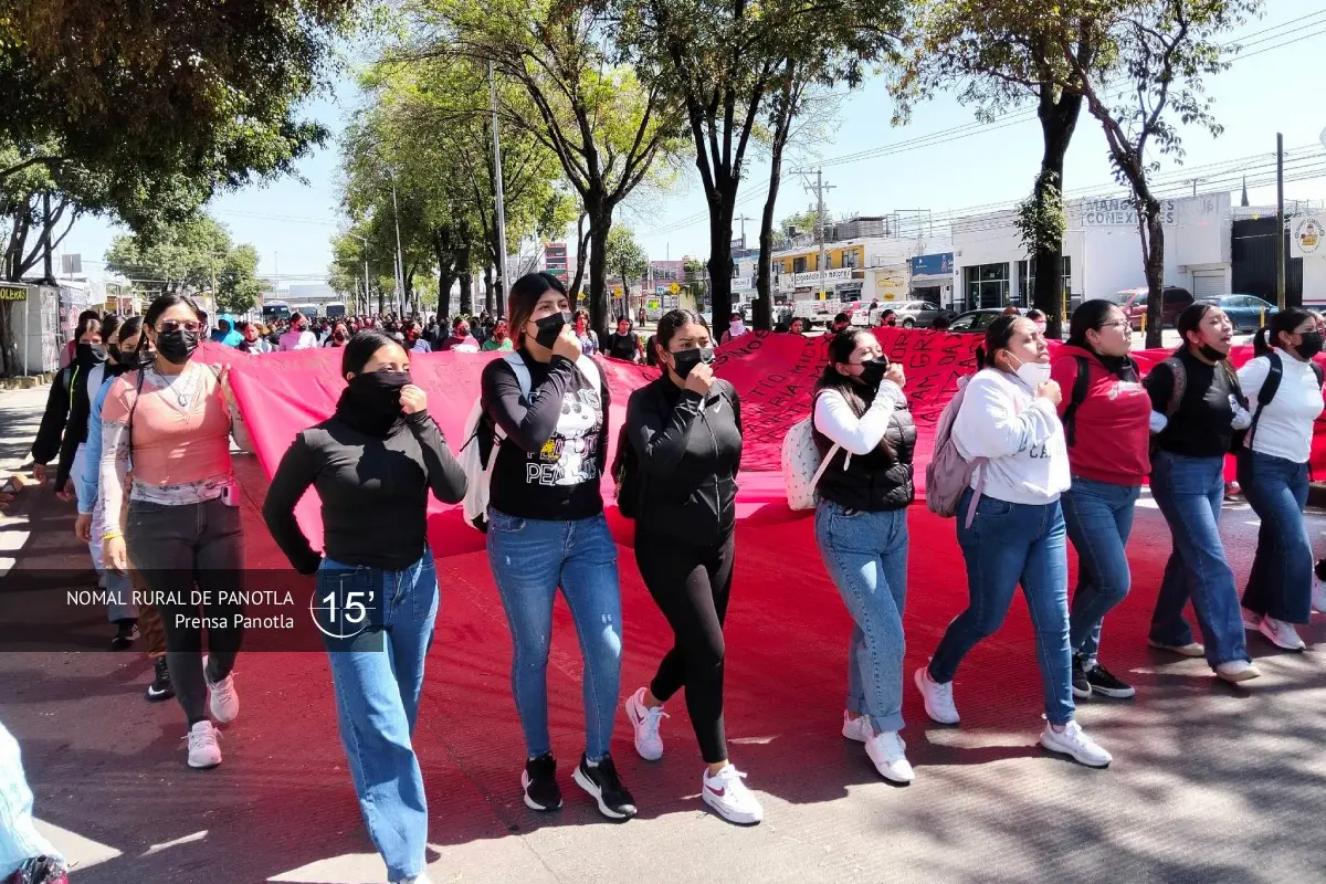 Estudiantes normalistas en marcha