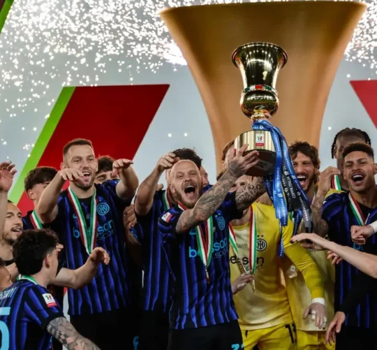 El Inter de Milán logró el tercer doblete de Liga y Copa de Italia de su historia tras derrotar 2-0 al Lazio por 2-0 en la final de la Coppa Italia este miércoles en el Estadio Olímpico de Roma.