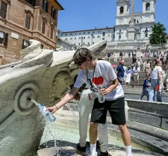 Este fenómeno, llamado por los expertos "cúpula de calor", trae aire cálido procedente del norte de África, y permanece atrapado bajo un sistema de altas presiones sobre Europa occidental