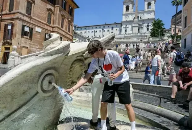 Este fenómeno, llamado por los expertos "cúpula de calor", trae aire cálido procedente del norte de África, y permanece atrapado bajo un sistema de altas presiones sobre Europa occidental
