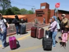 Elementos de la Sección 22 acudieron al Aeropuerto de Oaxaca para manifestarse, con lo que autoridades cerraron los accesos vehiculares
