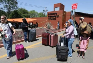 Elementos de la Sección 22 acudieron al Aeropuerto de Oaxaca para manifestarse, con lo que autoridades cerraron los accesos vehiculares