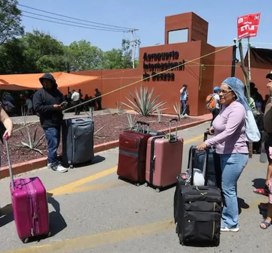 Elementos de la Sección 22 acudieron al Aeropuerto de Oaxaca para manifestarse, con lo que autoridades cerraron los accesos vehiculares