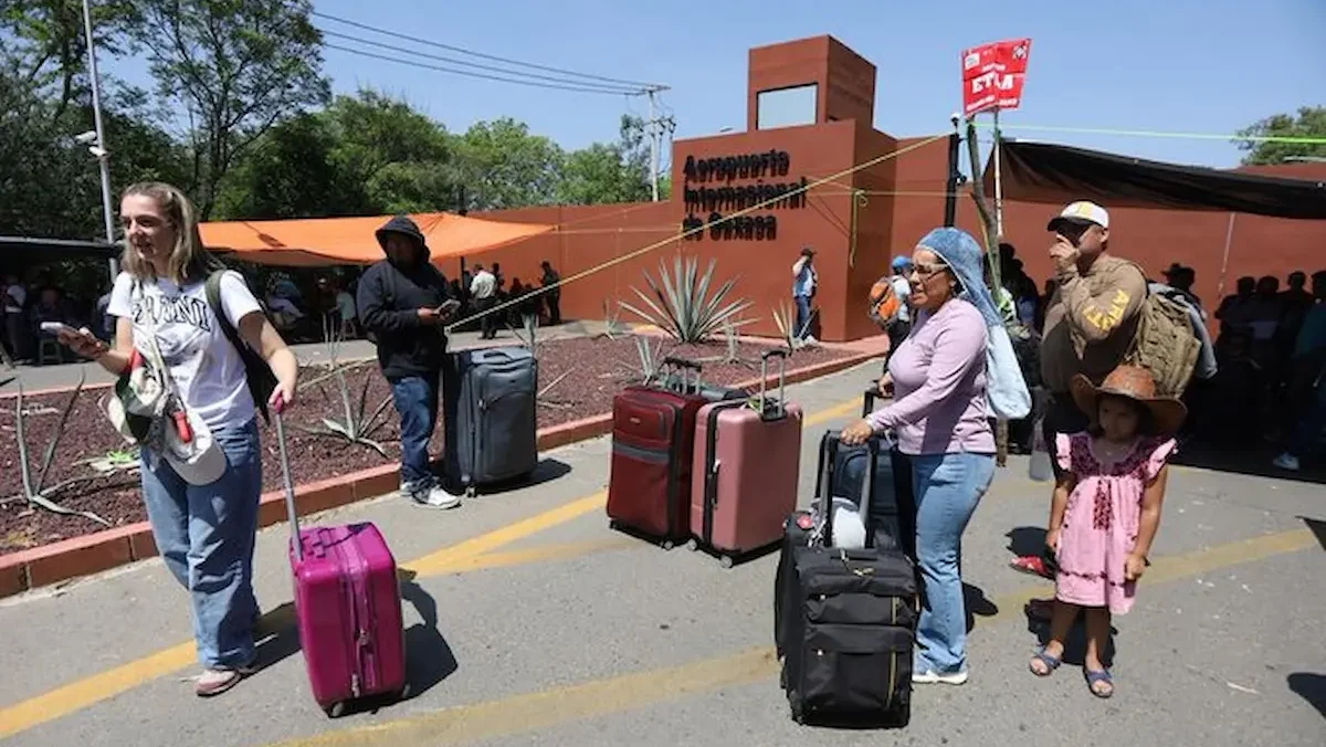 Elementos de la Sección 22 acudieron al Aeropuerto de Oaxaca para manifestarse, con lo que autoridades cerraron los accesos vehiculares