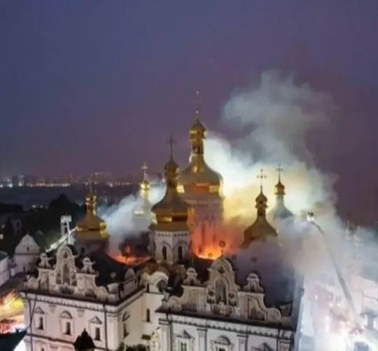 La Catedral de la Dormición, del siglo XI, sufrió daños considerables en lo que Zelensky calificó como "uno de los mayores crímenes rusos contra la cultura cristiana en la actualidad".