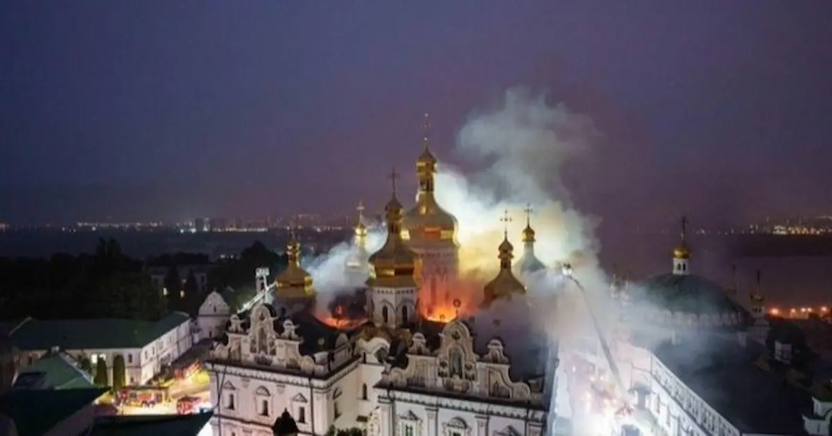 La Catedral de la Dormición, del siglo XI, sufrió daños considerables en lo que Zelensky calificó como "uno de los mayores crímenes rusos contra la cultura cristiana en la actualidad".
