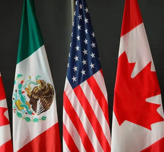 México sostiene que las consultas públicas realizadas entre septiembre y noviembre de 2025 reflejaron una percepción positiva sobre el tratado y coincidieron en la importancia de mantenerlo como “pilar de la integración económica de América del Norte”.