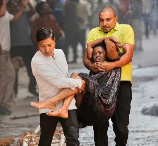 Varias personas saltaron del edificio en llamas en Malviya Nagar, al sur de Delhi, para escapar