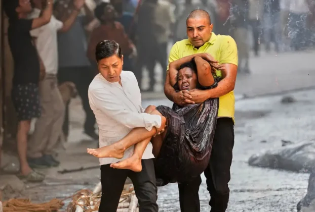 Varias personas saltaron del edificio en llamas en Malviya Nagar, al sur de Delhi, para escapar