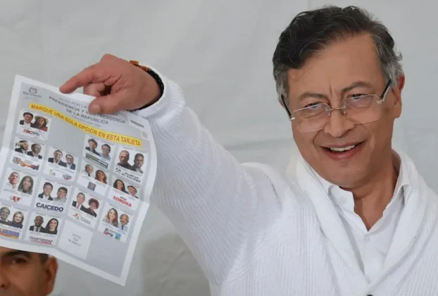 reiteró sus cuestionamientos al sistema informático utilizado durante el proceso electoral y afirmó que únicamente reconocerá el escrutinio que emitan los jueces de la República.