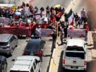 Integrantes de la Coordinadora Nacional de Trabajadores de la Educación (CNTE) bloquearon el cruce fronterizo de México hacia Estados Unidos en Nogales, Sonora