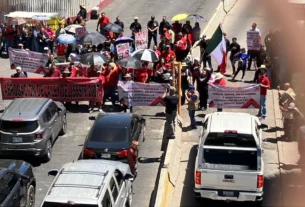 Integrantes de la Coordinadora Nacional de Trabajadores de la Educación (CNTE) bloquearon el cruce fronterizo de México hacia Estados Unidos en Nogales, Sonora