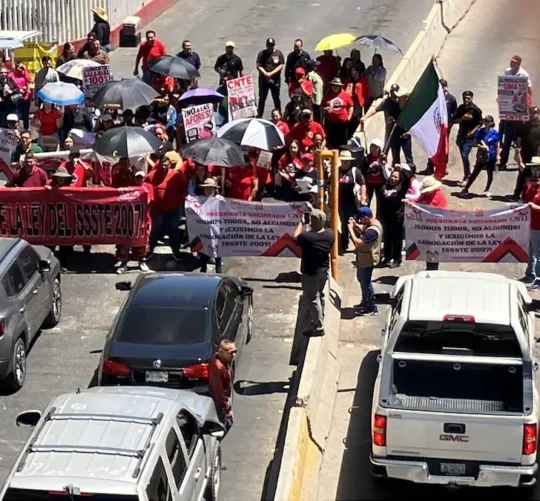 Integrantes de la Coordinadora Nacional de Trabajadores de la Educación (CNTE) bloquearon el cruce fronterizo de México hacia Estados Unidos en Nogales, Sonora