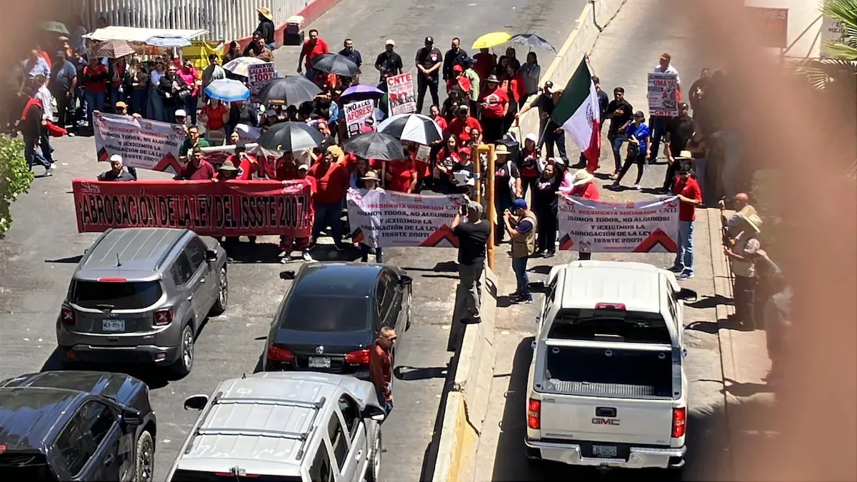 Integrantes de la Coordinadora Nacional de Trabajadores de la Educación (CNTE) bloquearon el cruce fronterizo de México hacia Estados Unidos en Nogales, Sonora
