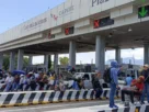 Levantaron las plumas de las casetas, en ambos sentidos, dando paso libre en dicha garita para los automovilistas en ambos sentidos.