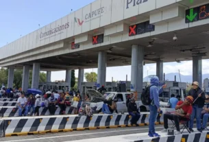 Levantaron las plumas de las casetas, en ambos sentidos, dando paso libre en dicha garita para los automovilistas en ambos sentidos.