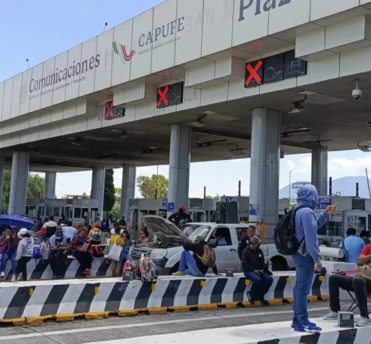 Levantaron las plumas de las casetas, en ambos sentidos, dando paso libre en dicha garita para los automovilistas en ambos sentidos.