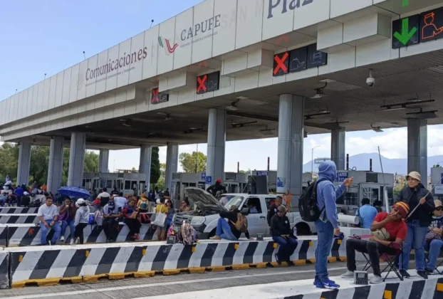 Levantaron las plumas de las casetas, en ambos sentidos, dando paso libre en dicha garita para los automovilistas en ambos sentidos.