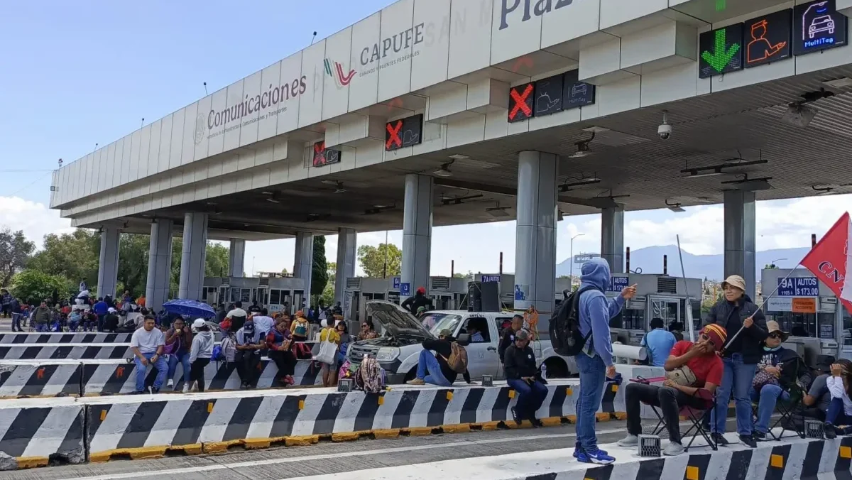 Levantaron las plumas de las casetas, en ambos sentidos, dando paso libre en dicha garita para los automovilistas en ambos sentidos.