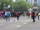 Ni la lluvia ni los reclamos de automovilistas, motociclistas y peatones afectaron la movilización, en busca de que sirva para presionar a las autoridades federales.