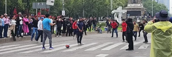 Ni la lluvia ni los reclamos de automovilistas, motociclistas y peatones afectaron la movilización, en busca de que sirva para presionar a las autoridades federales.