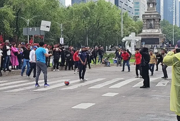 Ni la lluvia ni los reclamos de automovilistas, motociclistas y peatones afectaron la movilización, en busca de que sirva para presionar a las autoridades federales.