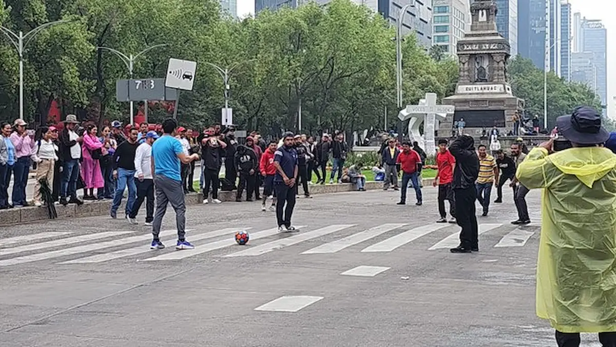 Ni la lluvia ni los reclamos de automovilistas, motociclistas y peatones afectaron la movilización, en busca de que sirva para presionar a las autoridades federales.
