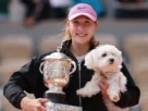 Con 19 años y 39 días, la tenista de Krasnoiarsk (Siberia) se convierte en la jugadora más joven en ser campeona en Roland Garros