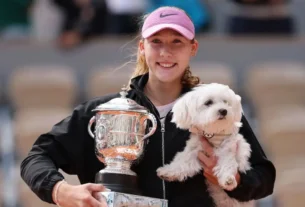 Con 19 años y 39 días, la tenista de Krasnoiarsk (Siberia) se convierte en la jugadora más joven en ser campeona en Roland Garros