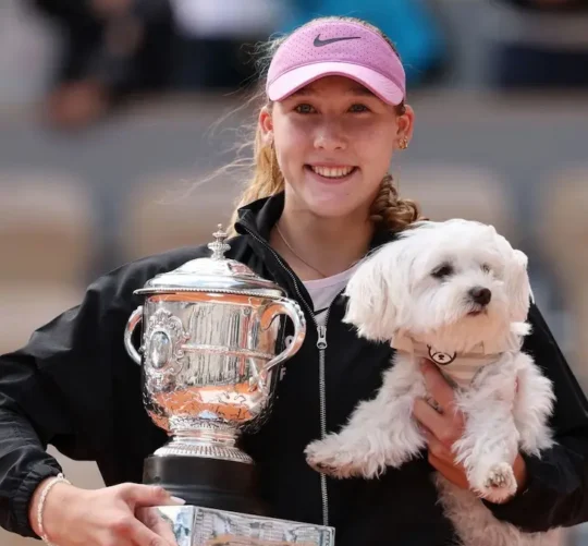 Con 19 años y 39 días, la tenista de Krasnoiarsk (Siberia) se convierte en la jugadora más joven en ser campeona en Roland Garros