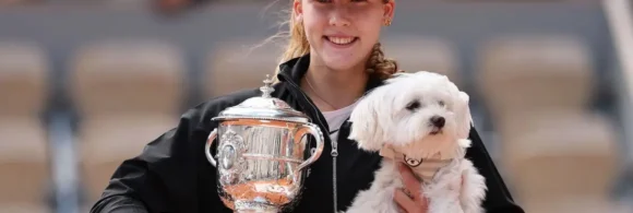 Con 19 años y 39 días, la tenista de Krasnoiarsk (Siberia) se convierte en la jugadora más joven en ser campeona en Roland Garros
