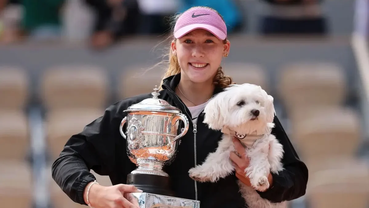 Con 19 años y 39 días, la tenista de Krasnoiarsk (Siberia) se convierte en la jugadora más joven en ser campeona en Roland Garros