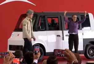 Sheinbaum estuvo tras el volante del automóvil, un compacto con capacidad hasta para seis pasajeros y adaptado para transportar a personas en silla de ruedas.