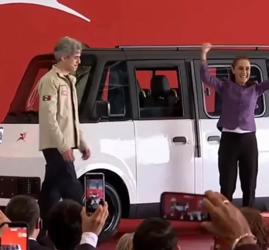 Sheinbaum estuvo tras el volante del automóvil, un compacto con capacidad hasta para seis pasajeros y adaptado para transportar a personas en silla de ruedas.