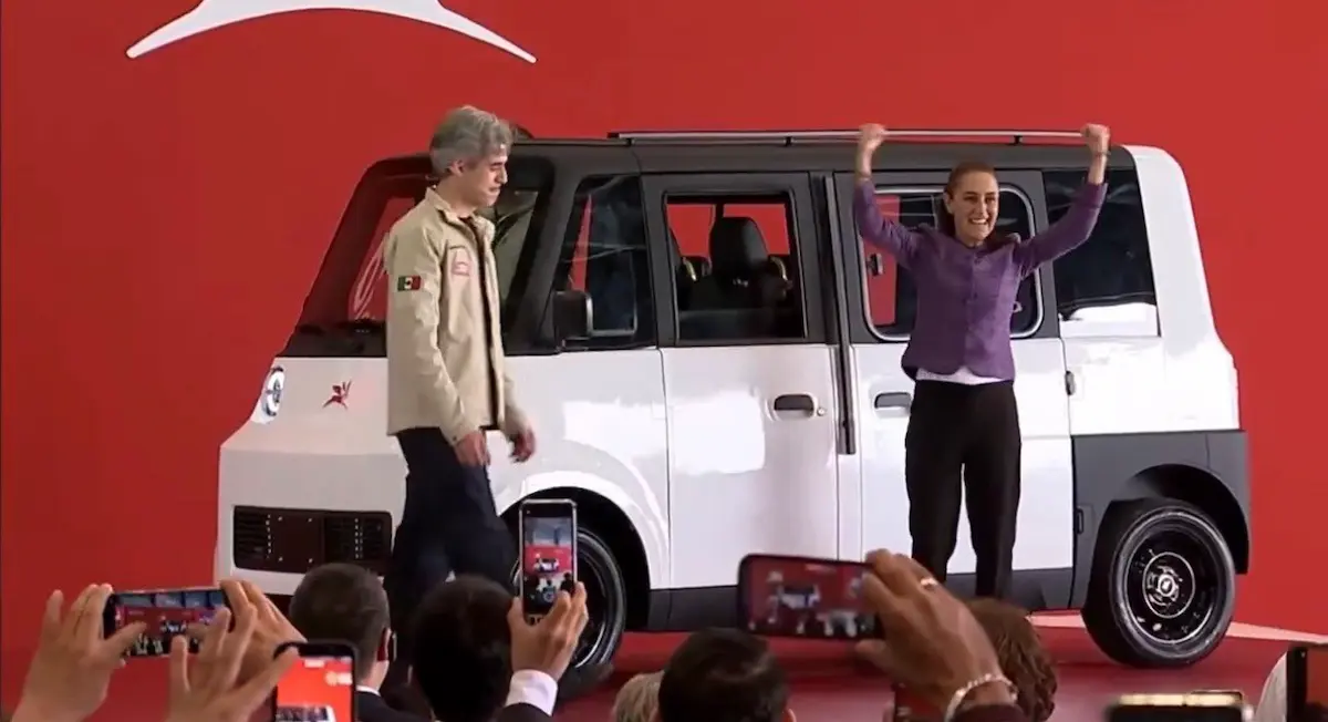 Sheinbaum estuvo tras el volante del automóvil, un compacto con capacidad hasta para seis pasajeros y adaptado para transportar a personas en silla de ruedas.