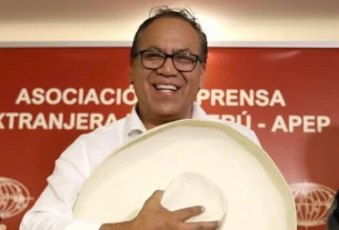 Con poco más del 94 por ciento de las actas escrutadas, Sánchez reunía el 50.04 por ciento de los votos, frente al 49.9 por ciento de Fujimori