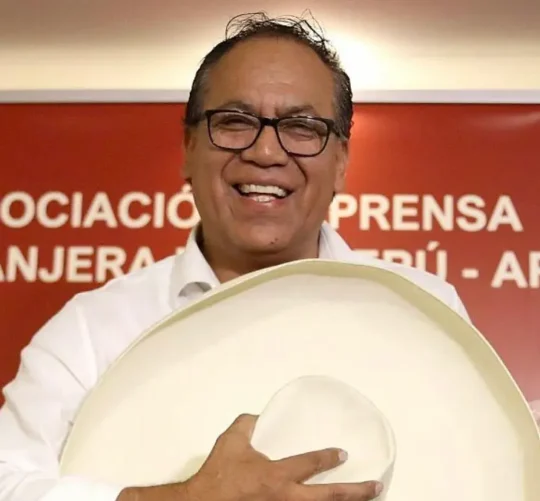 Con poco más del 94 por ciento de las actas escrutadas, Sánchez reunía el 50.04 por ciento de los votos, frente al 49.9 por ciento de Fujimori