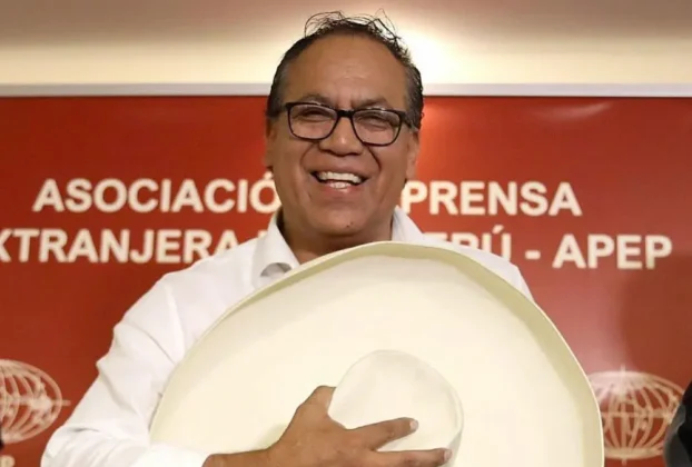 Con poco más del 94 por ciento de las actas escrutadas, Sánchez reunía el 50.04 por ciento de los votos, frente al 49.9 por ciento de Fujimori