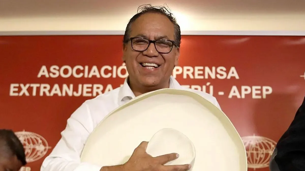 Con poco más del 94 por ciento de las actas escrutadas, Sánchez reunía el 50.04 por ciento de los votos, frente al 49.9 por ciento de Fujimori