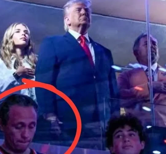 La salida ocurre después de que imágenes del funcionario en una zona exclusiva del Madison Square Garden se viralizaran.