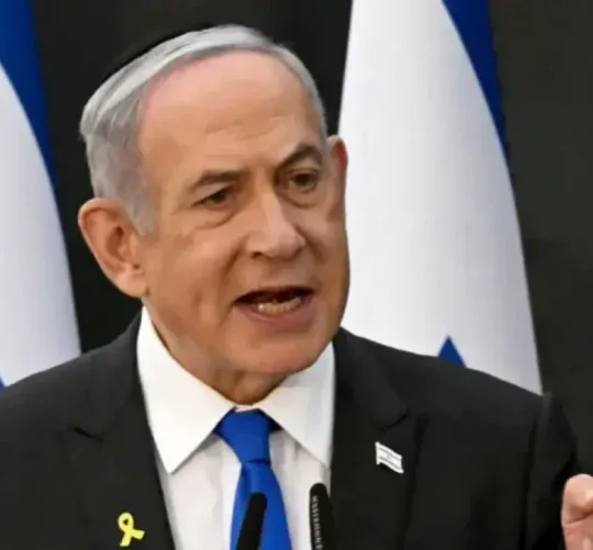 Netanyahu, de 76 años y apodado Bibi, "se presentará a las próximas elecciones y, con la ayuda de Dios, las ganará", declaró la formación oficialista Likud en Telegram.
