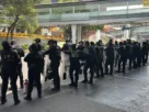 Elementos de Secretaría de Seguridad Ciudadana de la Ciudad de México y seguridad privada blindaron los accesos principales del AICM ante posibles manifestaciones, entre ellas, CNTE, y para evitar cierres viales cercanos al aeropuerto.