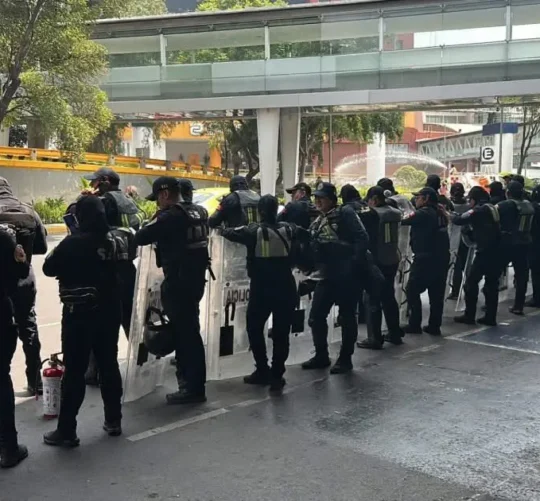 Elementos de Secretaría de Seguridad Ciudadana de la Ciudad de México y seguridad privada blindaron los accesos principales del AICM ante posibles manifestaciones, entre ellas, CNTE, y para evitar cierres viales cercanos al aeropuerto.
