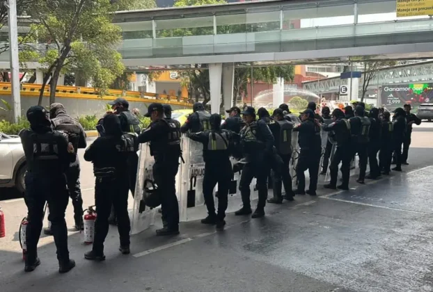 Elementos de Secretaría de Seguridad Ciudadana de la Ciudad de México y seguridad privada blindaron los accesos principales del AICM ante posibles manifestaciones, entre ellas, CNTE, y para evitar cierres viales cercanos al aeropuerto.