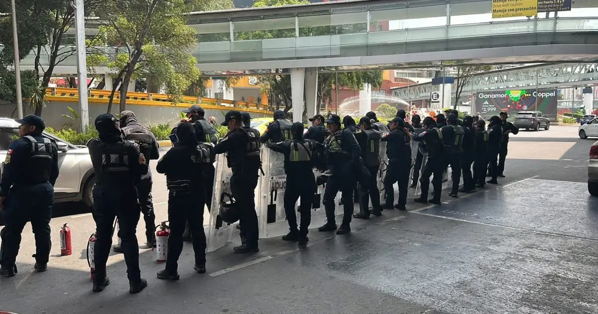 Elementos de Secretaría de Seguridad Ciudadana de la Ciudad de México y seguridad privada blindaron los accesos principales del AICM ante posibles manifestaciones, entre ellas, CNTE, y para evitar cierres viales cercanos al aeropuerto.