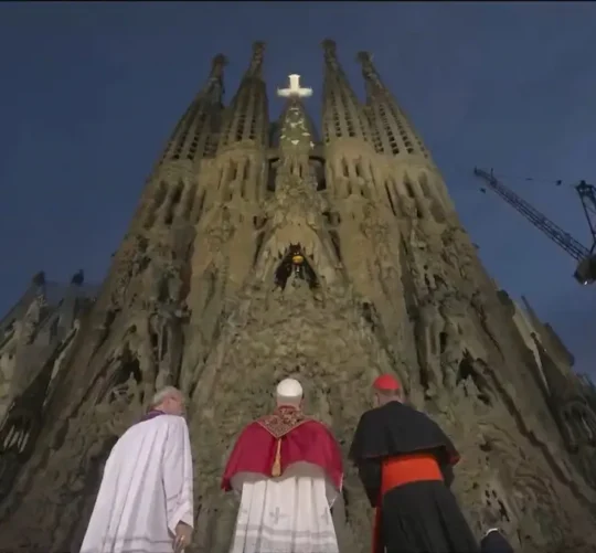 El papa León XIV bendijo el edificio religioso más alto del mundo